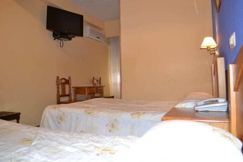 Hostal Al-Qazeres Cáceres Room photo