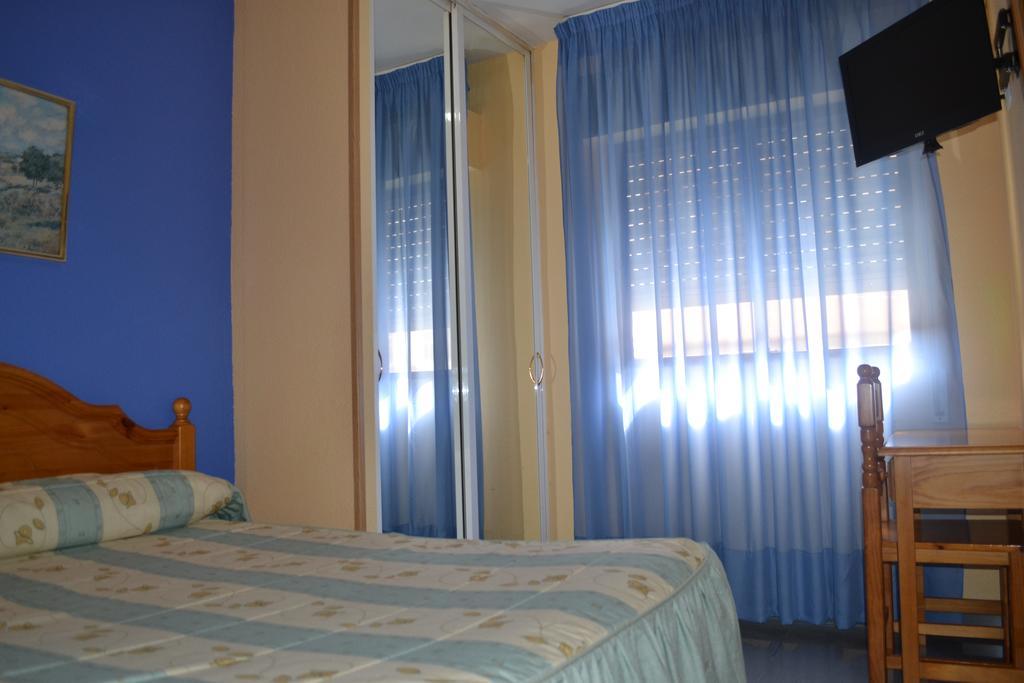 Hostal Al-Qazeres Cáceres Room photo