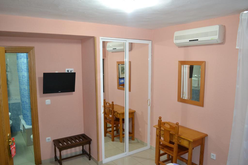 Hostal Al-Qazeres Cáceres Room photo