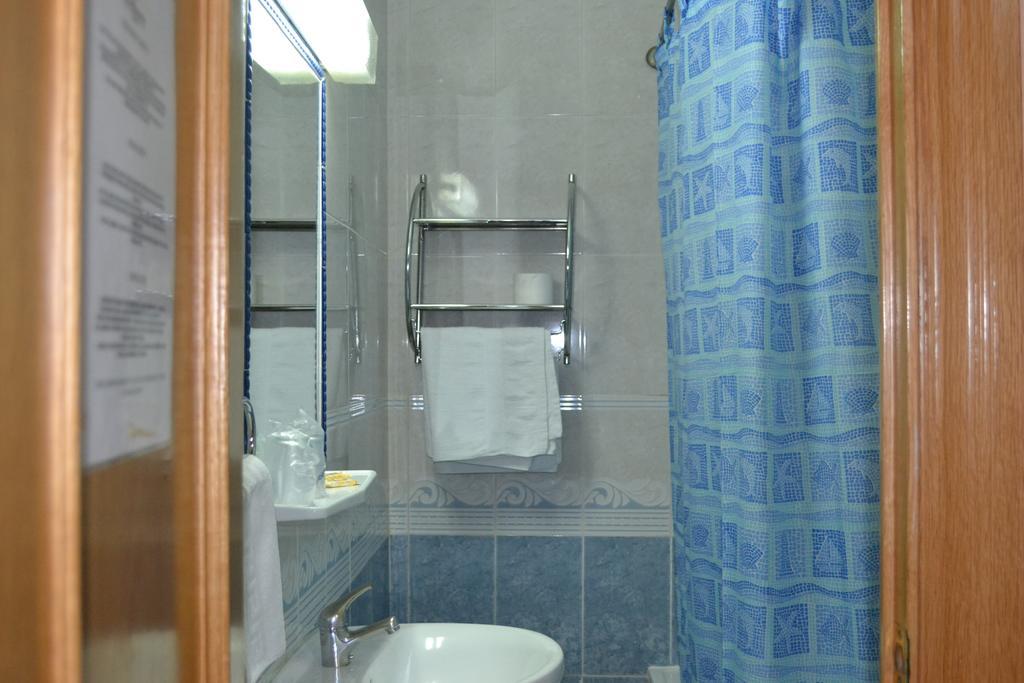 Hostal Al-Qazeres Cáceres Room photo
