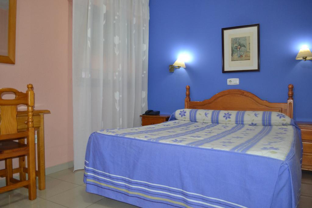 Hostal Al-Qazeres Cáceres Room photo