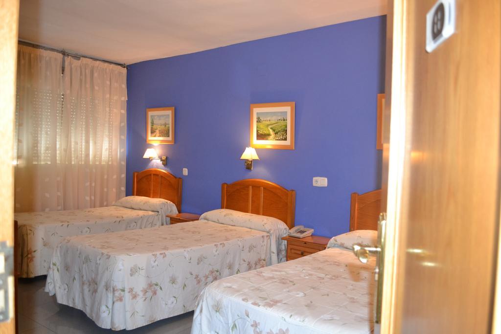 Hostal Al-Qazeres Cáceres Room photo